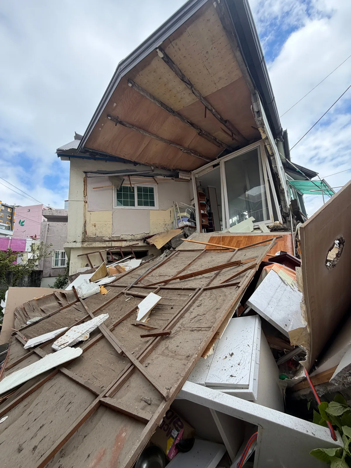 부산 동구서 2층 단독주택 일부 붕괴… 대피하던 70대 경상