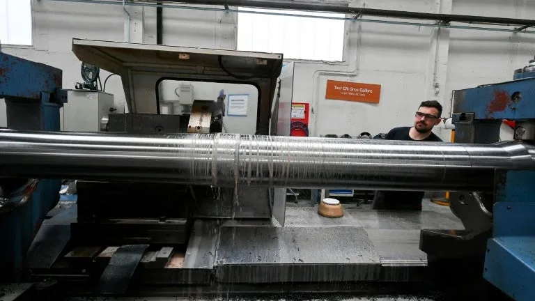 "Ce sont de beaux métiers et bien rémunérés": le gouvernement lance un plan national pour recruter 100.000 salariés dans l'industrie de la défense d'ici 2030