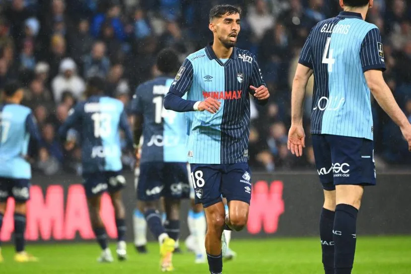 Yanis Zouaoui, blessé à la cuisse gauche, a été remplacé par Enzo Koffi avant la pause contre Monaco
