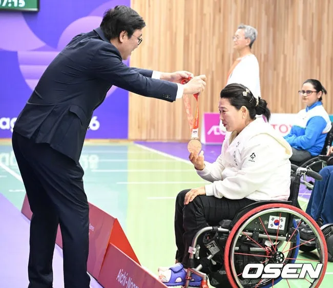 [사진]이윤리에 메달 수여하는 최휘영 장관