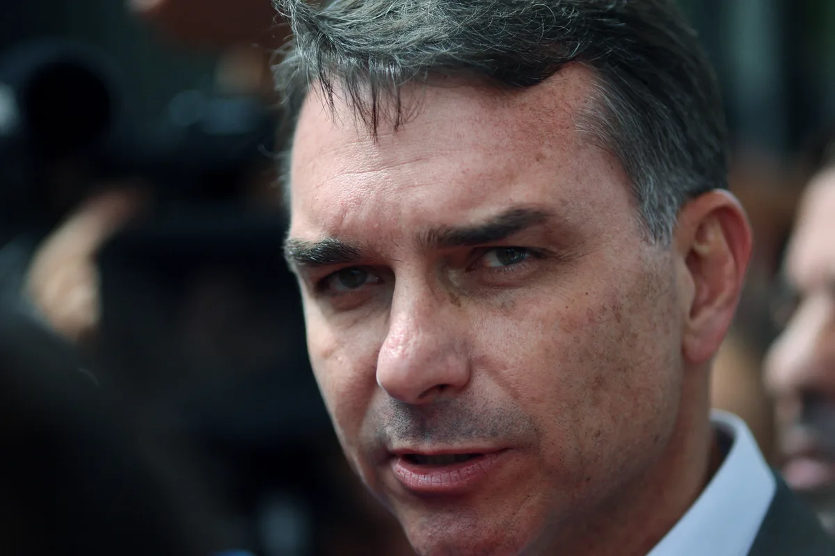 Flávio chama Moraes de 'advogado de Vorcaro' e diz que ministro pode não ter condições de seguir no STF