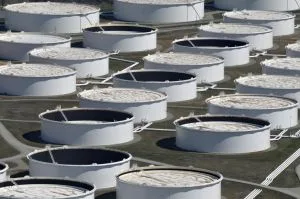 Petróleo fecha com queda de 2% diante de perspectivas de fraca demanda