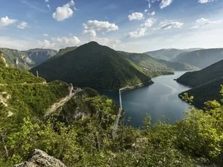 Englouti depuis 50 ans par un lac artificiel, un village du Monténégro refait surface à cause de la sécheresse