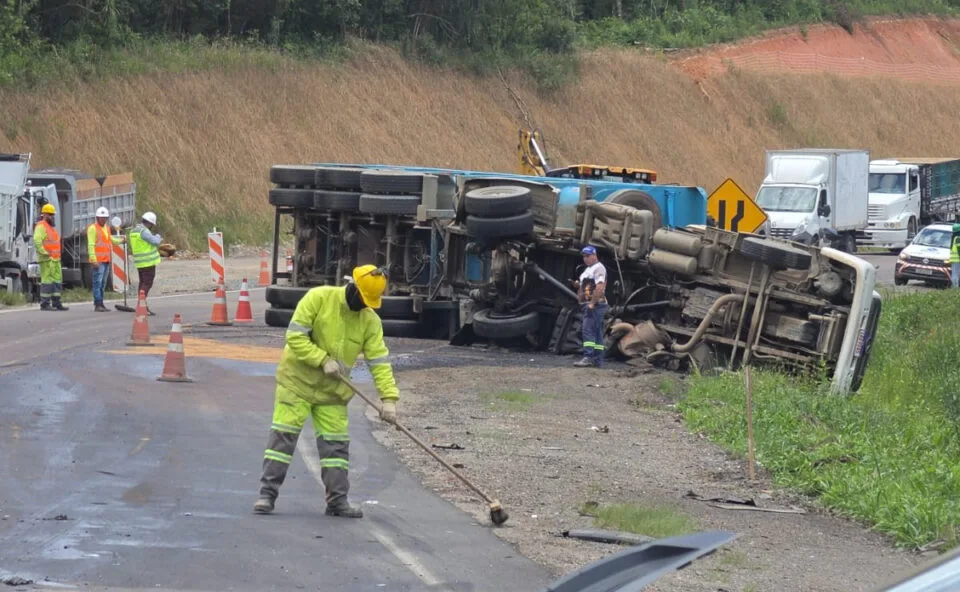 Caminhão tomba após batida com carro no Contorno Norte e pista fica interditada nos dois sentidos
