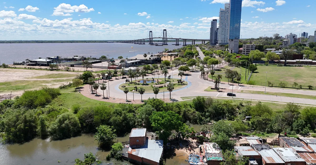 Crecida del río Paraná: el agua ya tapa las playas de Corrientes y amenaza con avanzar sobre las casas