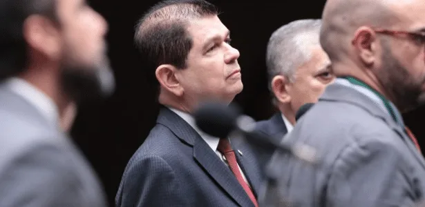 Lula tira da vice-liderança do governo deputado que apoia Ciro no Ceará