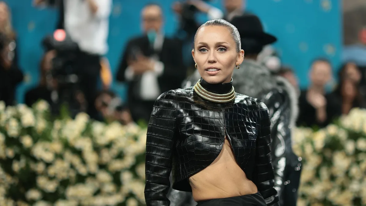 Ex-estrela da Disney acusa Miley Cyrus de bullying e expõe mensagens sobre plástica e dentes