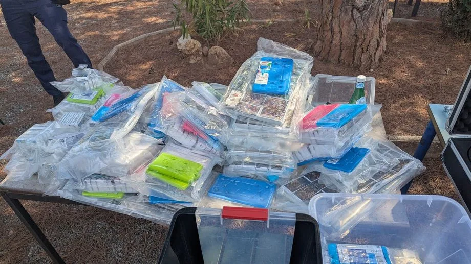 Drogue : les douaniers de Fréjus saisissent 119 kg de "frozen" cannabis, le conducteur de 69 ans placé en détention