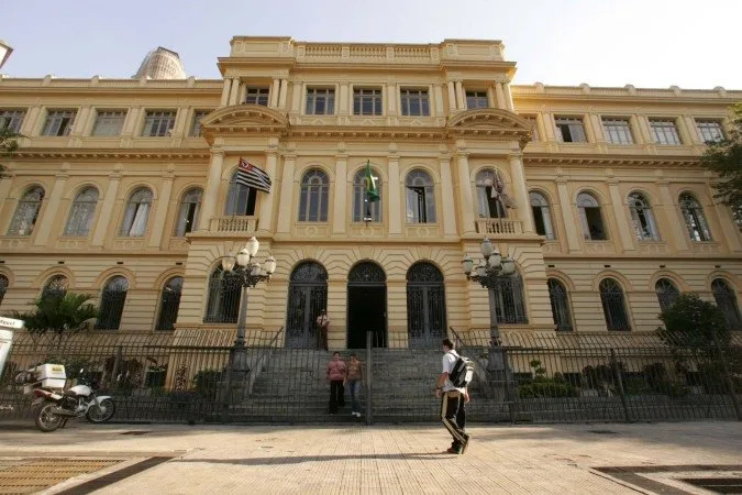 Educadora de SP é afastada após recomendar livros de Hitler e Mussolini