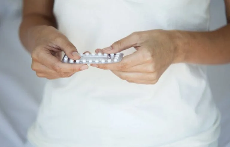 « Ne pas tomber enceinte, mais à quel prix ? »… Chez les femmes, la pilule ne passe plus