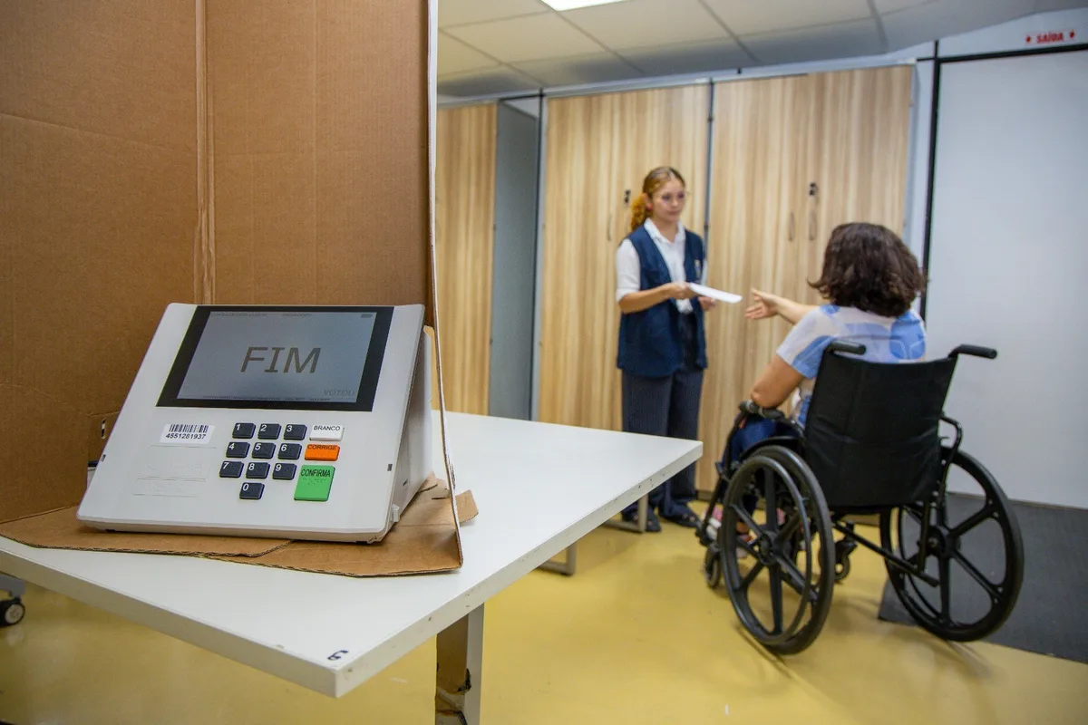 Eleitores com deficiência podem pedir transporte gratuito para votação no AM até esta segunda (14)