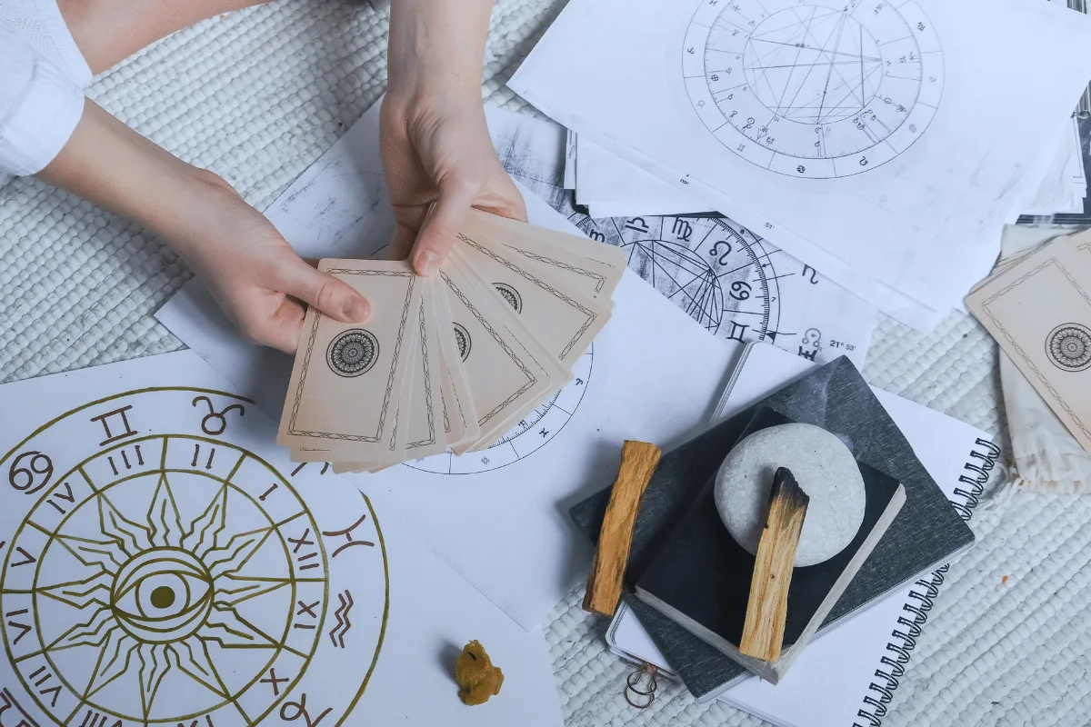 Paixão, encontros e decisões importantes: confira as previsões do tarot para o amor em setembro
