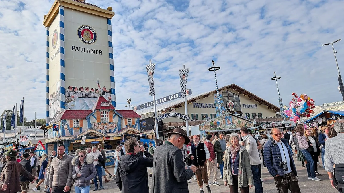Polizei fahndet nach ihm - Ordner knallt Gast bei Oktoberfest auf den Boden
