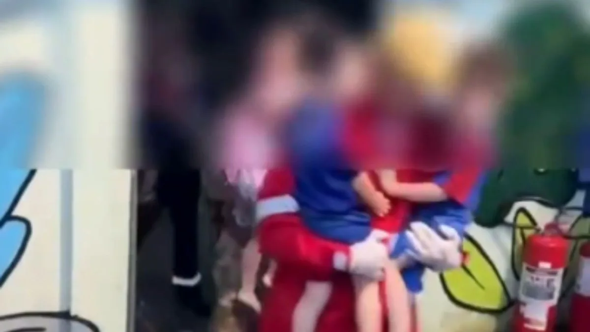 Vídeo mostra o momento em que forças de segurança retiram crianças reféns de creche em Curitiba após invasão de homem armado