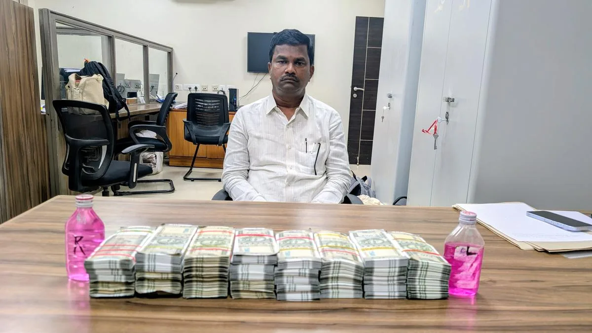 Abdullapurmet Tahsildar, surveyor caught accepting ₹20 lakh bribe in Rangareddy district