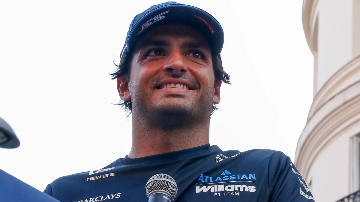 Así se prepara Carlos Sainz antes de su gran cita en la Fórmula 1 de este fin de semana en IFEMA: duerme con sus padres y juega al pádel con amigos