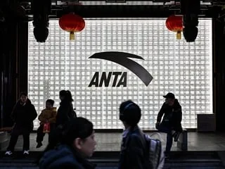 Quelle est cette marque de sport méconnue en Europe, qui se place au 3e rang mondial derrière Nike et Adidas ?