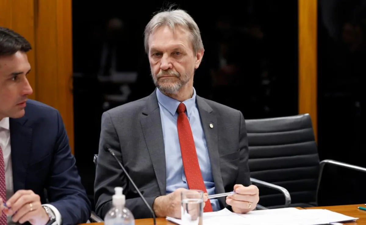 Lula liga para líder do PT e deseja pronta recuperação após AVC