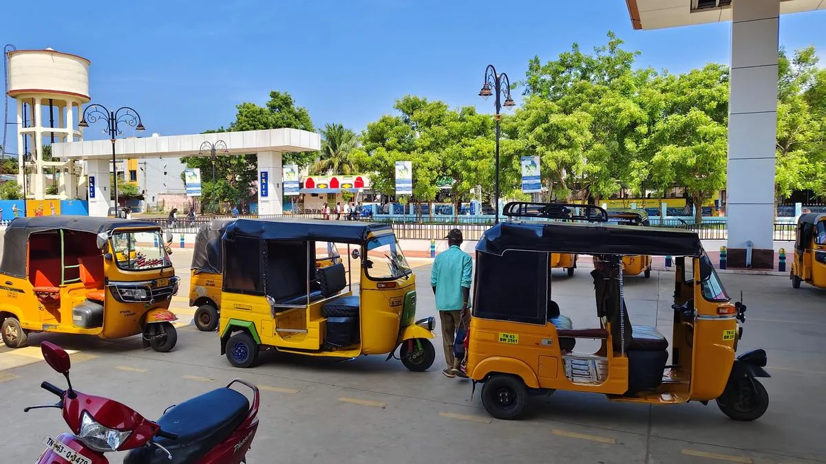 Commuters stranded as govt. buses barred from entering Karaikudi railway station
