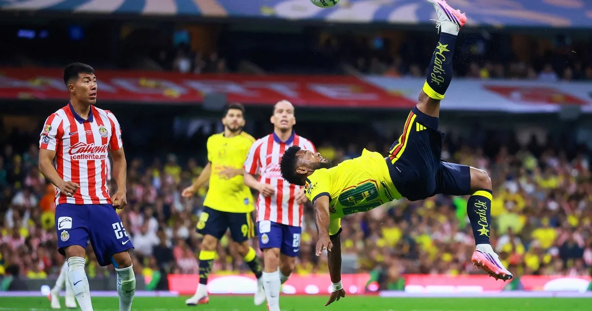 "De otro planeta": el espectacular gol de chilena del Colibrí Borja que amargó a Gabriel Milito en el clásico América contra Chivas en México