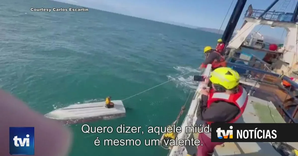 Rapaz de 15 anos encontrado vivo em cima de embarcação que virou. Passou três dias no mar ao largo do Alasca