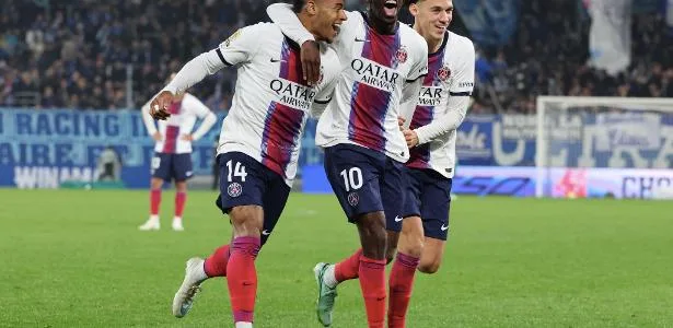 Dembélé perde pênalti, se redime e vira jogo do PSG na França