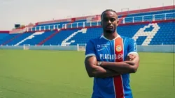 OFICIAL: Mofe Jemide reforça defesa do Alverca