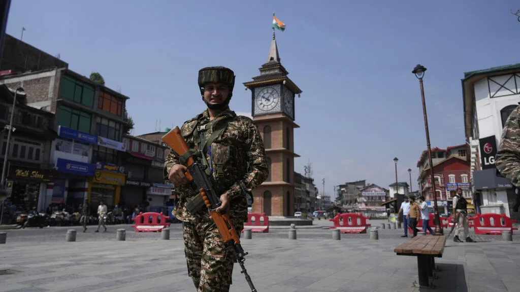 L'ambassadeur des États-Unis à New Delhi ravive les tensions indo-pakistanaises sur le Cachemire