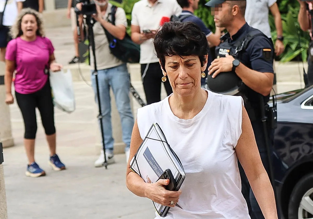 Elma Saiz se instala en Ceuta 18 días después de la crisis y evita responder sobre el colapso del CETI