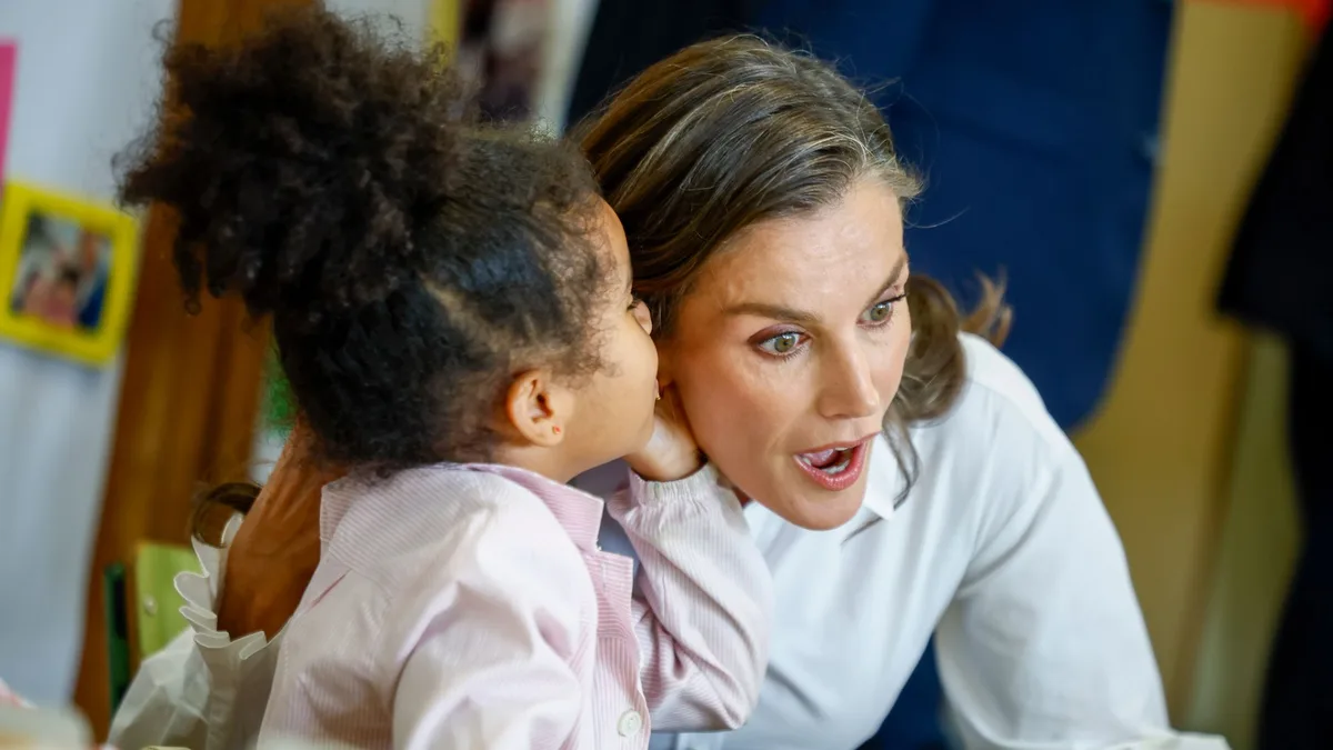El momentazo de la reina Letizia hablando en inglés con los niños de su antiguo colegio que revela su fruta favorita