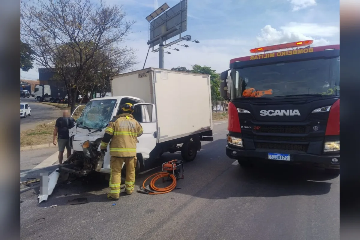 Caminhões batem na BR-381, em MG, e motorista fica preso às ferragens