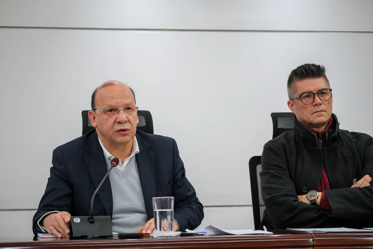 Exministro de Hacienda de Petro alertó por un incremento de gasto en el Presupuesto General de la Nación radicado por Abelardo de la Espriella: “Elevará de manera extraordinaria el servicio de la deuda”