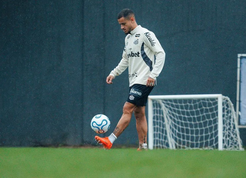 Sem folga, Coutinho acelera preparação para estreia no Santos