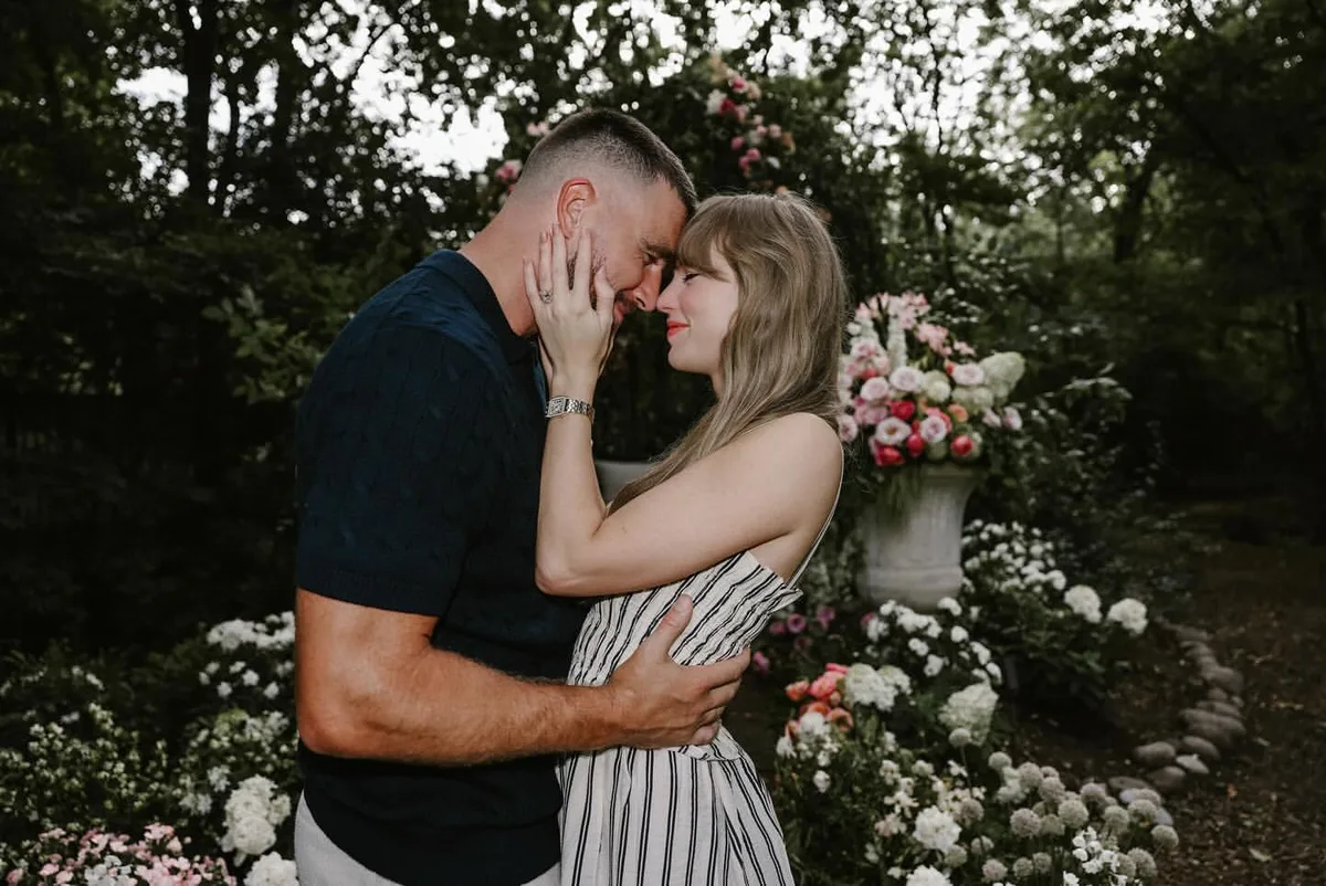 Travis Kelce surpreende com comentário raro e fofo sobre casamento com Taylor Swift Taylor Swift e Travis Kelce estavam noivos desde agosto de 2025, e trocaram as alianças na última sexta-feira (3) (Foto: Reprodução/Instagram)
