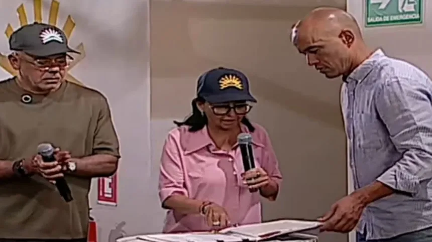 Esta es la ley para promover construcción de viviendas firmada por Delcy Rodríguez: anunció plan para desalojar escuelas ocupadas por damnificados