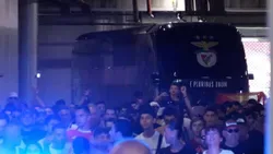 Benfica: muitos adeptos acompanham a saída do autocarro da Luz