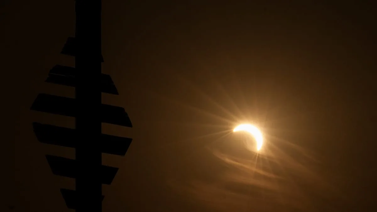 Reino Unido: eclipse solar parcial em timelapse no Royal Observatory de Greenwich