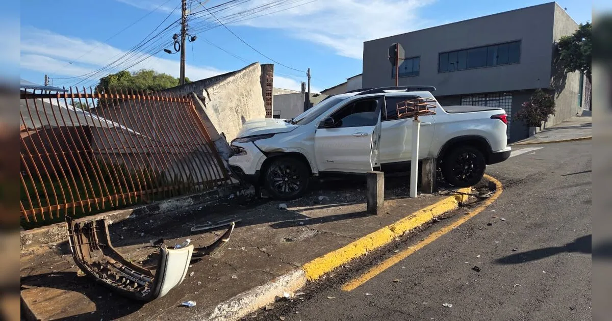 Carro atinge caminhonete e veículo vai parar em muro de casa em Apucarana; veja o vídeo