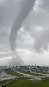 Tornados raros para a região atingem Nova York e tempestade paralisa metrô e rodovias