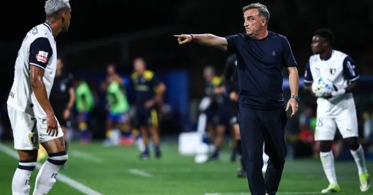 Carvalhal quer vencer Santa Clara nos Açores