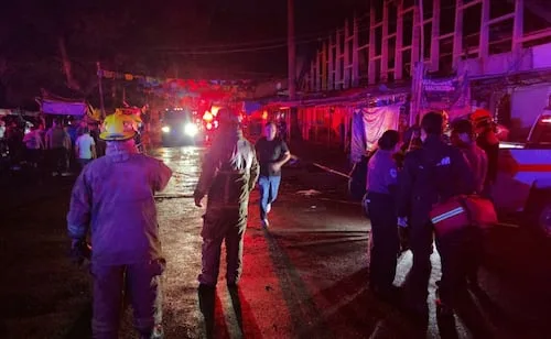 Incendio en mercado de Cuernavaca consume locales; cuatro personas recibieron atención médica