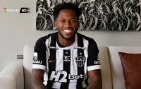 Fred desembarca em Belo Horizonte com festa da torcida do Atlético-MG
