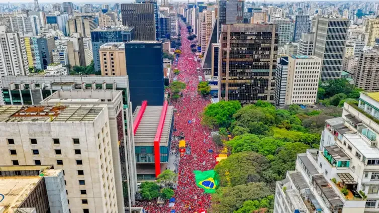 Famosos vão às ruas: saiba quem esteve na Av. Paulista em apoio a Lula