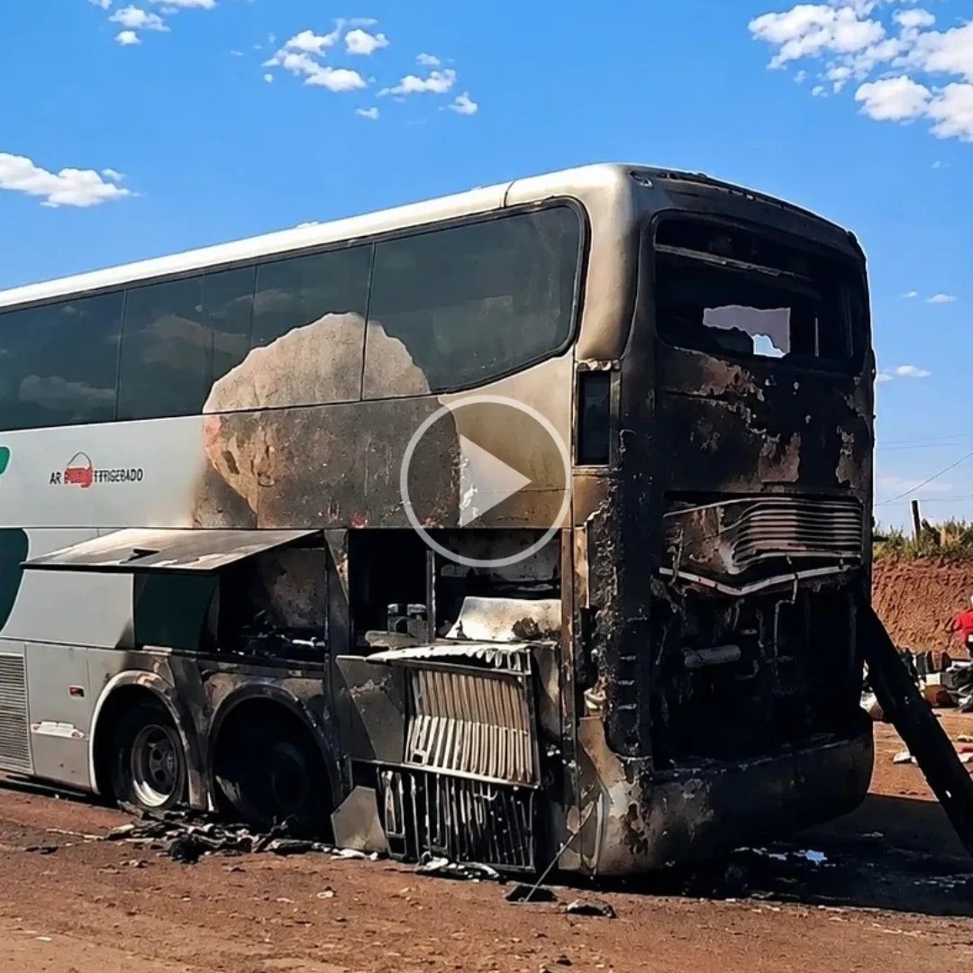 Traseira de ônibus pega fogo durante viagem em Jaraguari na BR-163
