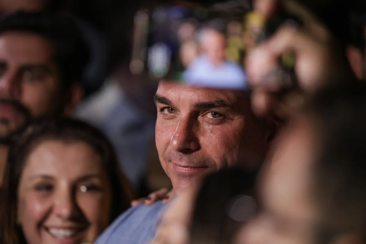 “Bomba na família Lula”, diz Flávio após entrevista de Roberta Luchsinger