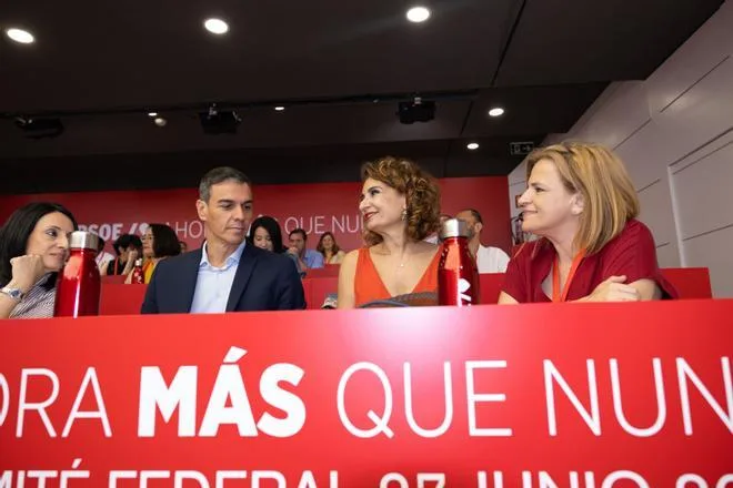 Un "abatido" PSOE andaluz desoye a María Jesús Montero de cara a las municipales: "Lo que nos preguntamos es cuánto aguantará"