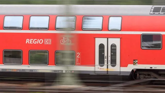Mitsamt Fundament: Mülleimer auf Gleise geworfen – Zug beschädigt