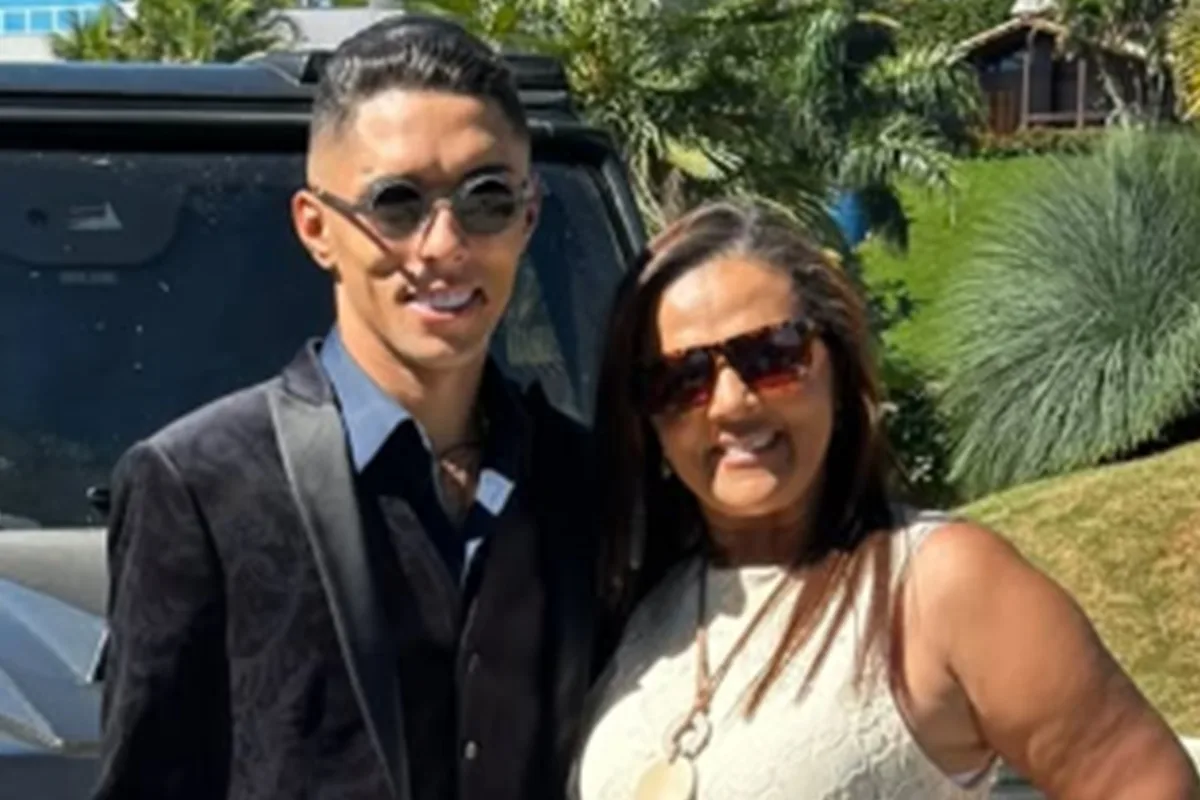 Mãe de Buzeira se emociona a caminho da prisão para buscar o filho