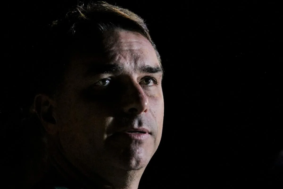 Tiro pela culatra: caso Lulinha reacende cobrança sobre Flávio Bolsonaro e Dark Horse, diz analista