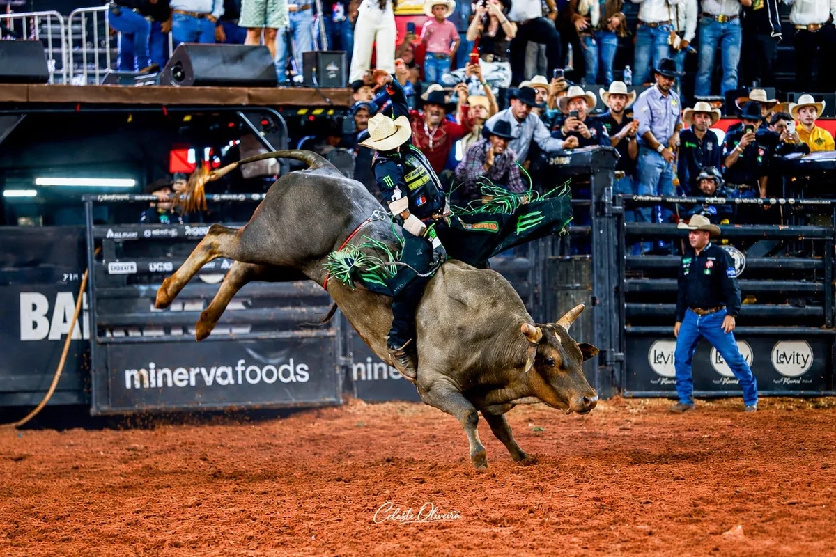 Campeão mundial sai na frente na abertura do rodeio internacional da Festa de Peão de Barretos